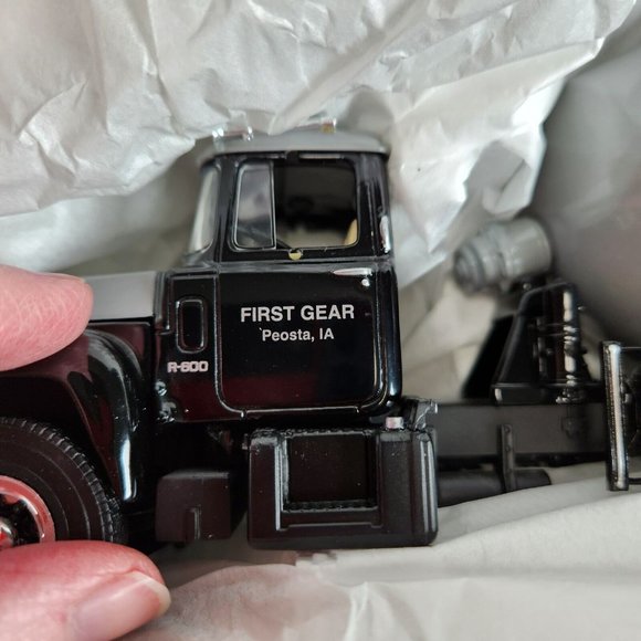 First Gear 1:34 Scale 19-0016 Mack R-Model Mixer Diecast NIB - Picture 16 of 16